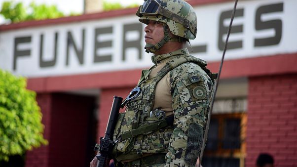 AMLO refuerza la vía militar para pacificar México AMLO refuerza la vía militar para pacificar México