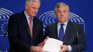 Barnier entrega acordo sobre o Brexit a Tajani