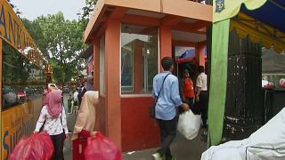 مدينة إندونيسية تستبدل تذاكر النقل بعبوات بلاستيكية