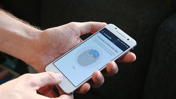 Yapay zeka parmak izi okuyucusunu kırabilen 'maymuncuk' üretti Yapay zeka parmak izi okuyucusunu kırabilen 'maymuncuk' üretti