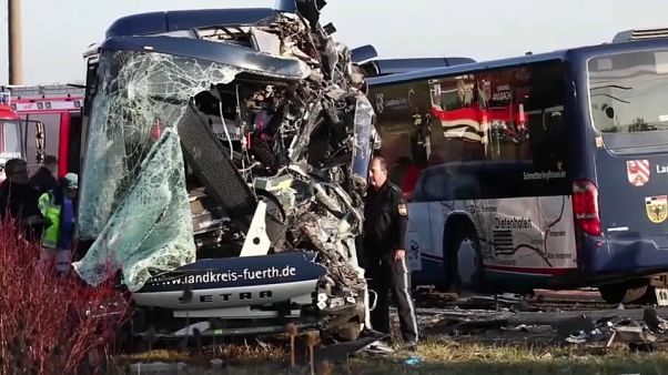 Dois autocarros escolares colidem na Alemanha Dois autocarros escolares colidem na Alemanha