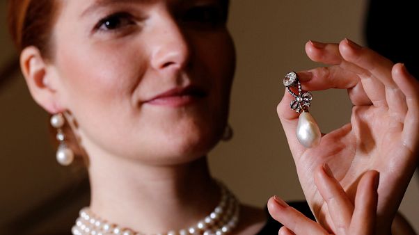 Giyotinle idam edilen Kraliçe Marie Antoinette'e ait kolye 36 milyon dolara satıldı Giyotinle idam edilen Kraliçe Marie Antoinette'e ait kolye 36 milyon dolara satıldı