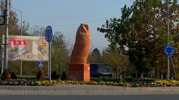 غضب في مدينة صربية من "تمثال البومة".. الذي لا يشبه البومة غضب في مدينة صربية من "تمثال البومة".. الذي لا يشبه البومة