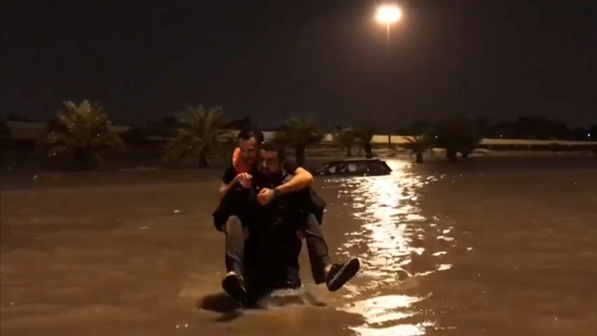 عودة الملاحة الجوية بمطار الكويت بعد فيضانات عارمة وأمطار غزيرة