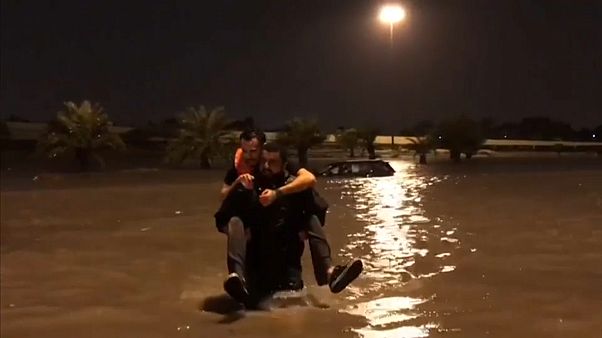 عودة الملاحة الجوية بمطار الكويت بعد فيضانات عارمة وأمطار غزيرة عودة الملاحة الجوية بمطار الكويت بعد فيضانات عارمة وأمطار غزيرة