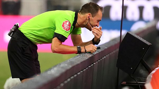 أندية الدوري الإنجليزي توافق على استخدام تقنية حكم الفيديو المساعد أندية الدوري الإنجليزي توافق على استخدام تقنية حكم الفيديو المساعد