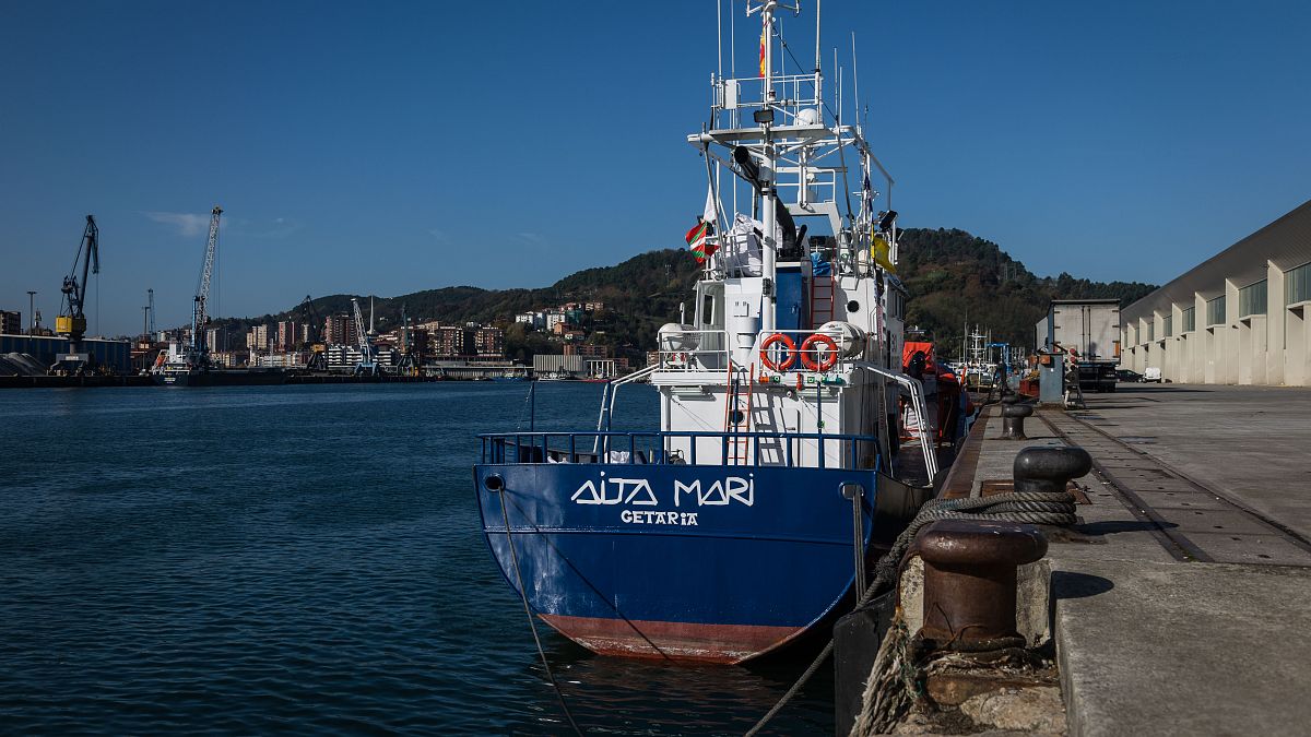 El Aita Mari continua amarrado en el puerto de Pasajes.