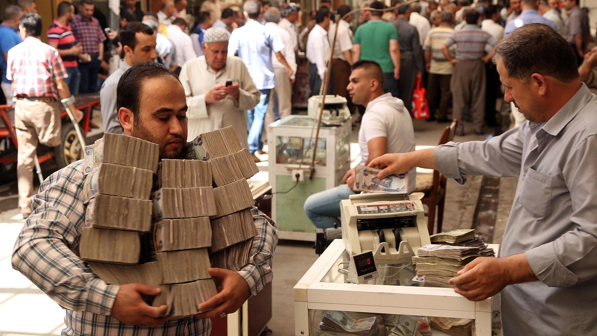 Irak'ta 6 milyon dolarlık banknot 'selde kullanılamaz hale geldi' halk yolsuzluk dedi