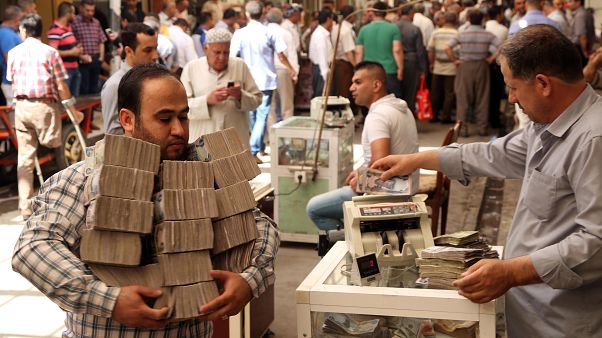 Irak'ta 6 milyon dolarlık banknot 'selde kullanılamaz hale geldi' halk yolsuzluk dedi Irak'ta 6 milyon dolarlık banknot 'selde kullanılamaz hale geldi' halk yolsuzluk dedi