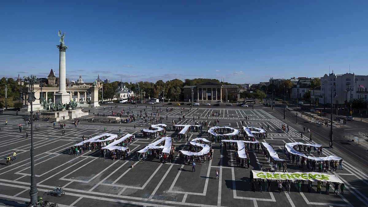 „Stop plastic” felirat a Greenpeace Magyarország budapesti demonstrációján