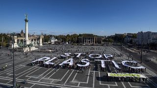 „Stop plastic” felirat a Greenpeace Magyarország budapesti demonstrációján