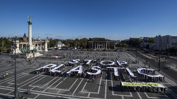 „Stop plastic” felirat a Greenpeace Magyarország budapesti demonstrációján „Stop plastic” felirat a Greenpeace Magyarország budapesti demonstrációján