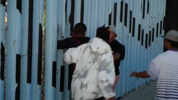 Confrontos entre mexicanos e migrantes na fronteira Confrontos entre mexicanos e migrantes na fronteira