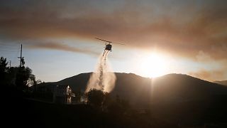 شاهد: بلاك هوك تساعد على إطفاء النيران في كاليفورنيا