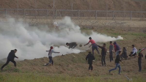 إصابة العشرات من الفلسطينيين في غزة ونتنياهو يحذر من مغبة انتخابات مبكرة إصابة العشرات من الفلسطينيين في غزة ونتنياهو يحذر من مغبة انتخابات مبكرة