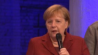 Merkel in Chemnitz: „Entschuldigung, wann treten Sie zurück?“