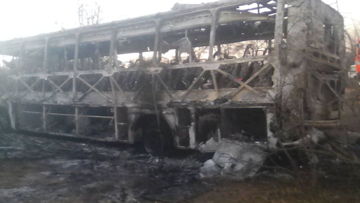 Zimbabve'de yolcu otobüsünde facia: En az 42 kişi yanarak öldü