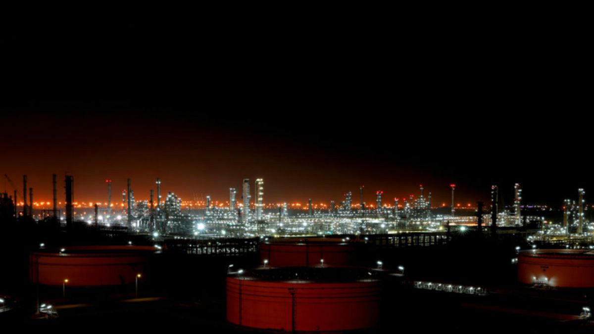 افزایش غیرمنتظره قیمت جهانی نفت و پیش‌بینی کاهش شدید تولید ایران