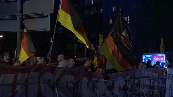 Merkel recebida com protestos em Chemnitz Merkel recebida com protestos em Chemnitz
