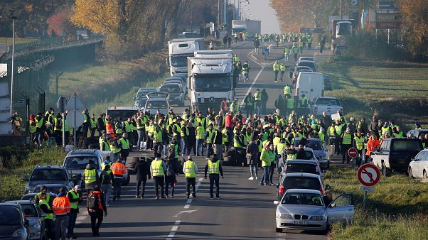 Video | Fransa'da akaryakıt zammına dev protesto: 2 bin noktada 283 bin eylemci Video | Fransa'da akaryakıt zammına dev protesto: 2 bin noktada 283 bin eylemci