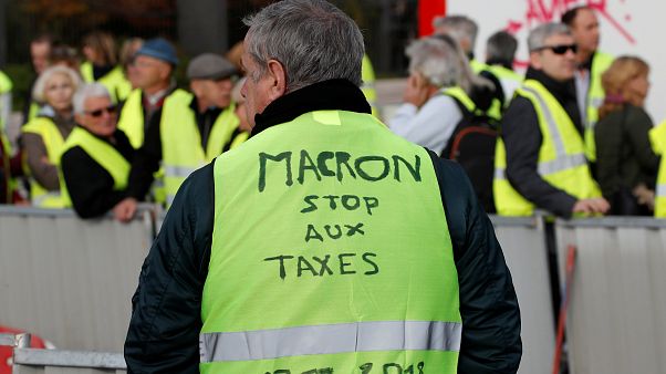 Un mort et 16 blessés dans des manifestations de "gilets jaunes" Un mort et 16 blessés dans des manifestations de "gilets jaunes"