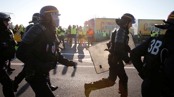 Francia: auto su blocco gilet gialli, morta manifestante Francia: auto su blocco gilet gialli, morta manifestante