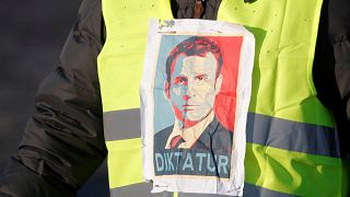 "السترات الصفراء" تشلّ فرنسا جزئياً ومقتل متظاهرة وجرح أكثر من مئة