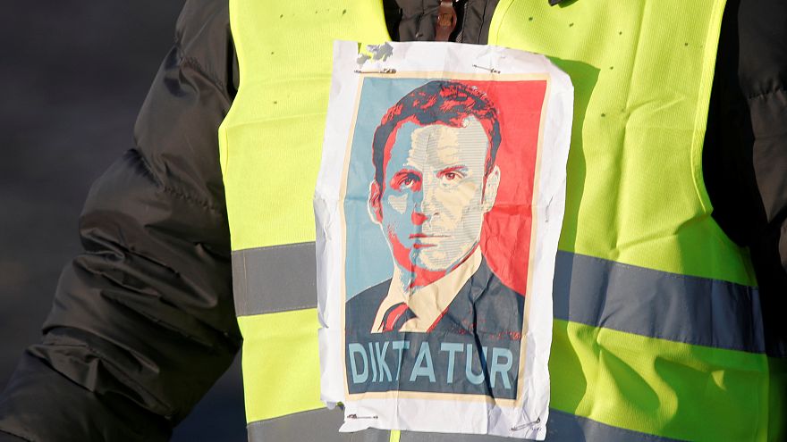 Résultat de recherche d'images pour "سترات صفراء"
