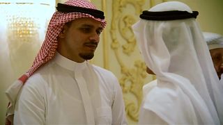 شاهد: صلاح خاشقجي يتلقى العزاء في جدة بعد الكشف عن المتهمين بقتل والده