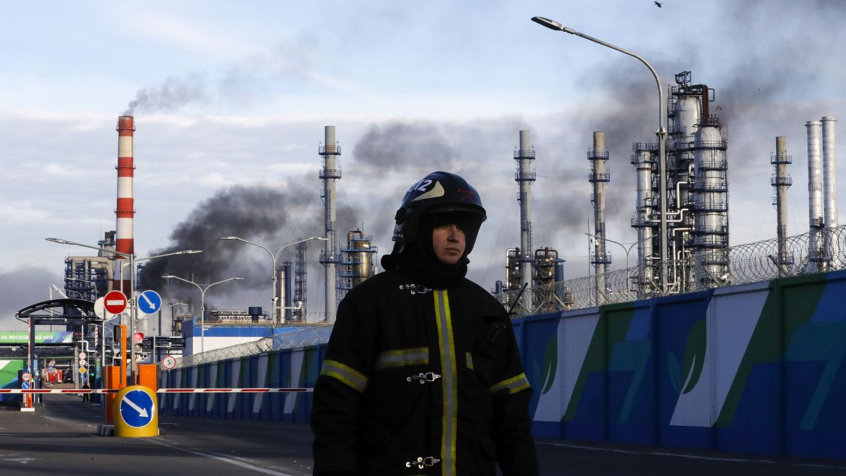 إخماد حريق بمصفاة نفط في موسكو وخروج وحدة عن العمل