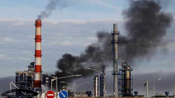 Rusya’da petrol rafinerisinde korkutan yangın Rusya’da petrol rafinerisinde korkutan yangın