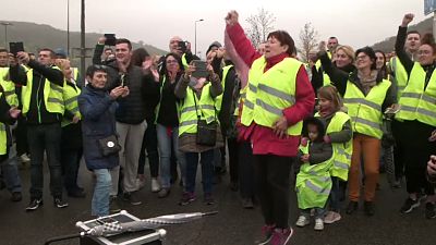 Los 'chalecos amarillos' bloquean el acceso a las grandes ciudades francesas
