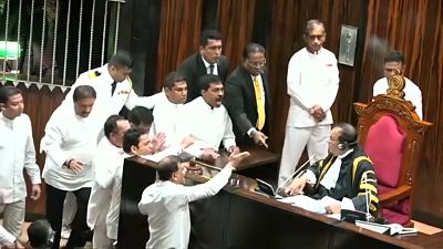 Parlamento do Sri Lanka a "ferro e fogo"