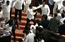 Sri Lanka Parlamentosunda arbede: Onlarca milletvekili birbirine girdi