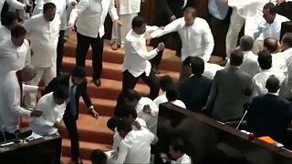Sri Lanka Parlamentosunda arbede: Onlarca milletvekili birbirine girdi