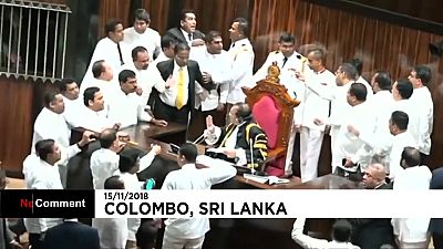 شاهد: عراك وتدافع في برلمان سريلانكا