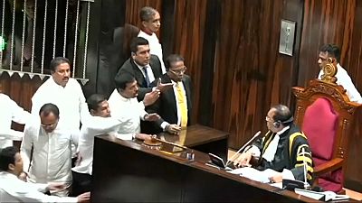 Skandal im Parlament - Abgeordnete in Sri Lanka zetteln Aufstand an 