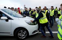 Francia: la politica cavalca la protesta dei Gilet Gialli