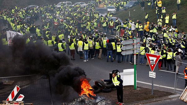 Fransa'nın Reunion Adası'nda akaryakıt protestosu isyana dönüştü Fransa'nın Reunion Adası'nda akaryakıt protestosu isyana dönüştü