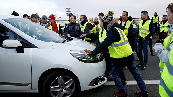 Κίτρινα Γιλέκα: Μία νεκρή και πάνω από 400 τραυματίες - Στο ναδίρ η δημοτικότητα του Μακρόν Κίτρινα Γιλέκα: Μία νεκρή και πάνω από 400 τραυματίες - Στο ναδίρ η δημοτικότητα του Μακρόν