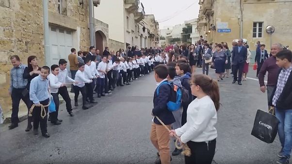 شاهد: كبير الأساقفة في "البورش" والأطفال يجرّون السيارة في مالطا شاهد: كبير الأساقفة في "البورش" والأطفال يجرّون السيارة في مالطا