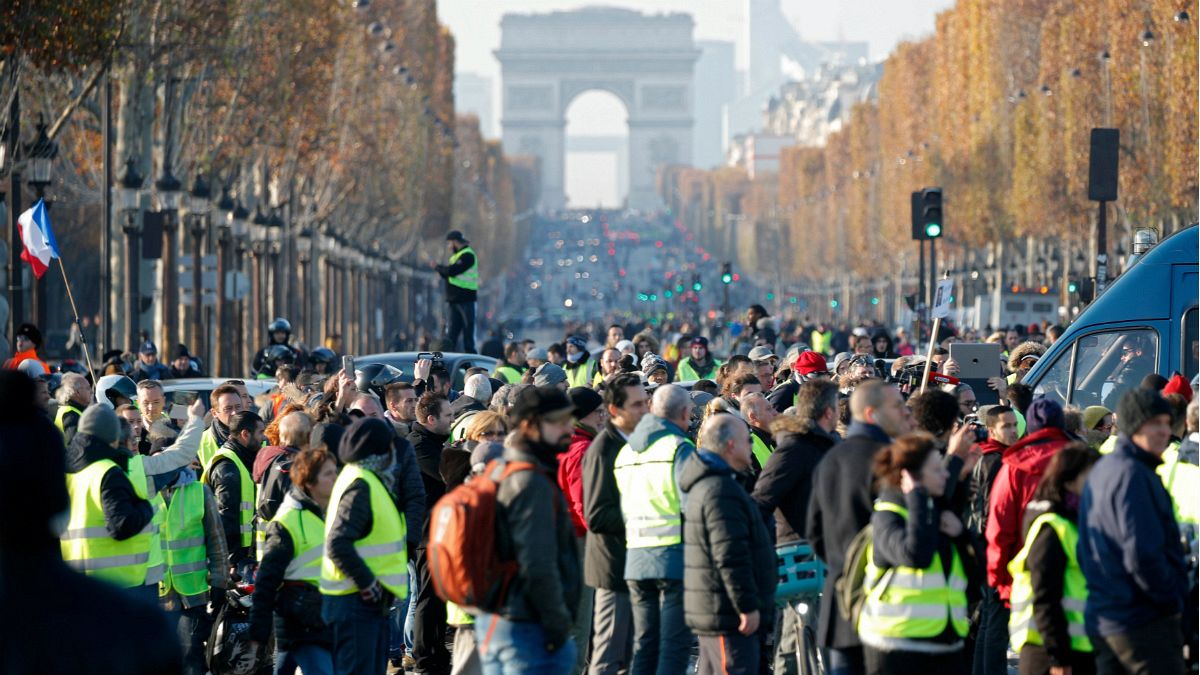 معترضان به افزایش قیمت سوخت در فرانسه خیابان شانزه‌لیزه را بستند