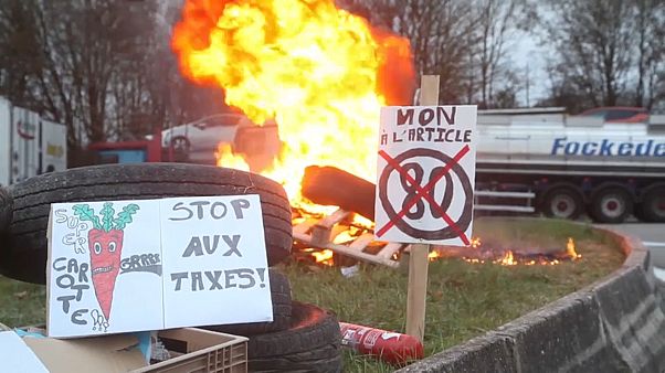 Un muerto, 400 heridos y 282.000 manifestantes en Francia Un muerto, 400 heridos y 282.000 manifestantes en Francia