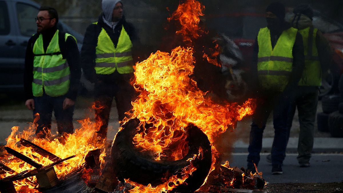 Több száz sérült és egy haláleset a franciaországi tünetéseken 