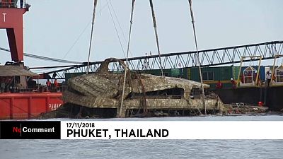 بیرون کشیدن بقایای قایق‌ غرق‌شده تایلندی