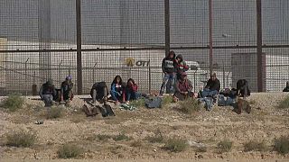 Караван мигрантов упёрся в стену