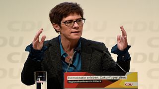 مرشحة لرئاسة حزب ميركل بألمانيا ترفض الجنسية المزدوجة
