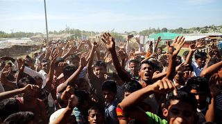 لاجئي الروهينجا يحتجون على ترحيلهم في مخيم للاجئين في جنوب شرق بنجلادش