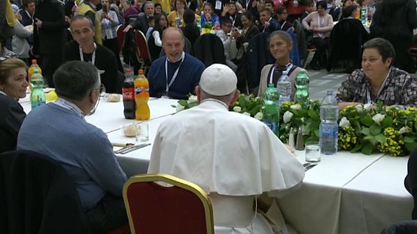 La giornata di Papa Francesco con i poveri accolti a pranzo nell'aula Nervi La giornata di Papa Francesco con i poveri accolti a pranzo nell'aula Nervi