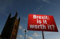 Ein Plakat: "Brexit: is it worth it?" in London